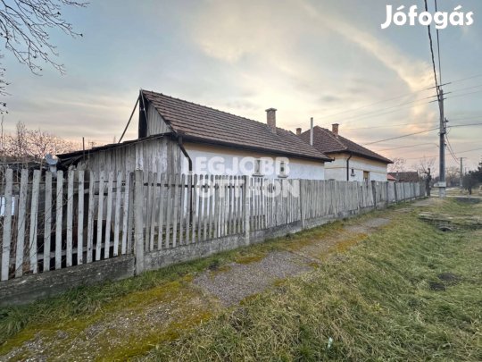 Eladó egy 3 szobás felújítandó családi ház Tápiógyörgyén