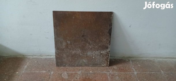 Eladó egy 40 X 41 X 0.4 cm-es vaslap