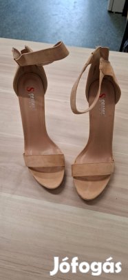 Eladó egy 40.-es bézs női magassarkú platformos szandál