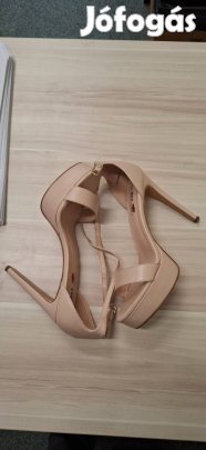 Eladó egy 41.-es női bézs alacsonyabb sarkú platformos női szandál