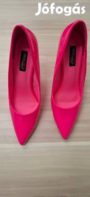 Eladó egy 41.-es rózsaszín női magassarkú cipő