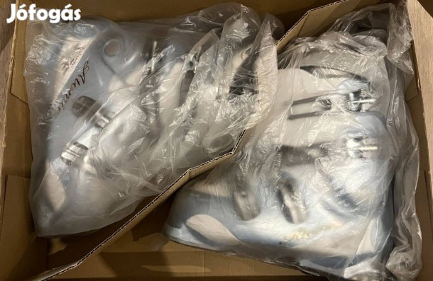 Eladó egy 41-es (26.5) Atomic B50 Woman síbakancs