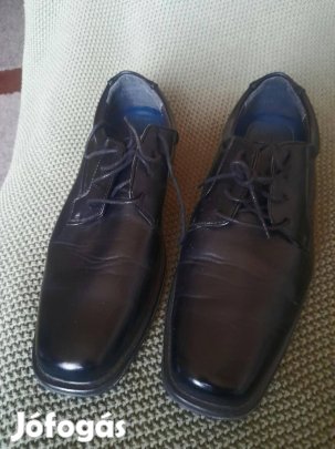 Eladó egy 44 méretű elegáns férfi cipő