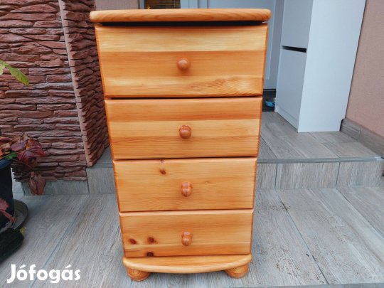 Eladó egy 4 fiókos,Claudia fenyő komód. Megkímélt, szép,újszerű állap