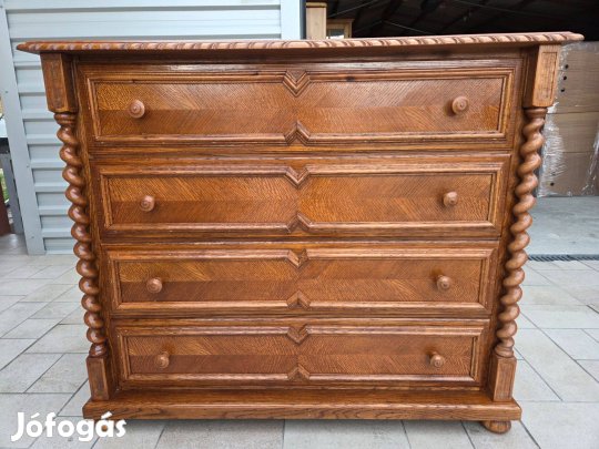 Eladó egy 4 fiókos Koloniál komód . Bútor nagyon szép állapotú, nehéz