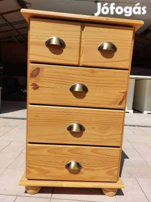 Eladó egy 4 fiókos , fém fogantyús fenyő komód. Bútor nagyon szép áll
