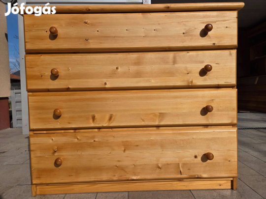 Eladó egy 4 fiókos fenyő komód. Bútor nagyon szép állapotú