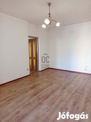 Eladó egy 59 négyzetméteres, földszinti, tégla lakás Újváros egyik leg