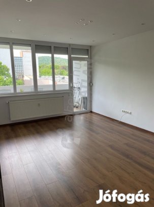 Eladó egy 78 m-es panorámás lakás a Budakeszi úton.