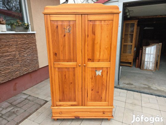 Eladó egy Brendon fiókos, Polcos És Akasztós Fenyő Szekrény. Bútor jó