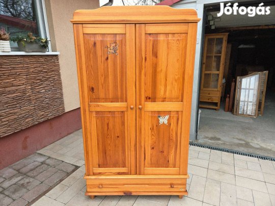 Eladó egy Brendon fiókos, Polcos És Akasztós Fenyő Szekrény. Bútor jó