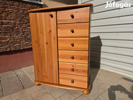 Eladó egy Claudia 6 fiókos, polcos Fenyő komód. Bútor Újszerű