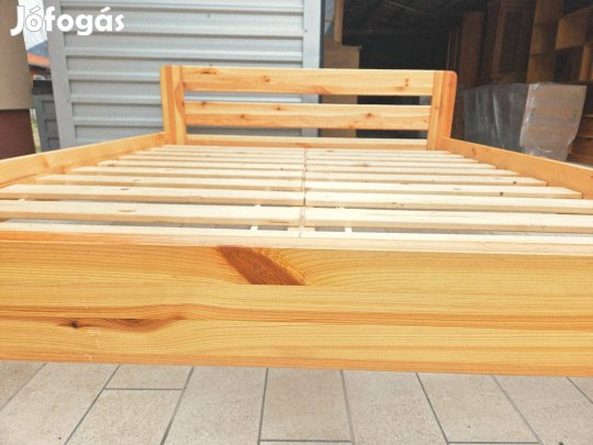 Eladó egy Fenyő franciaágy, 2db ágyráccal. Bútor nagyon szép, újszerű