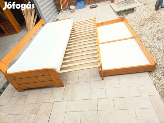 Eladó egy Helszinki fenyő ágyazható kanapé martaccal és ágyneműtartóva