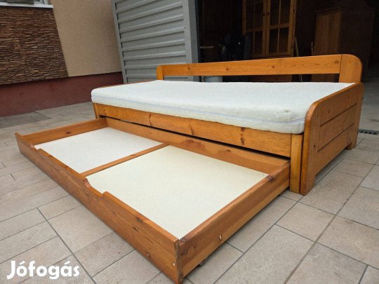 Eladó egy Helszinki fenyő ágyazható kanapé martaccal és ágyneműtartóva