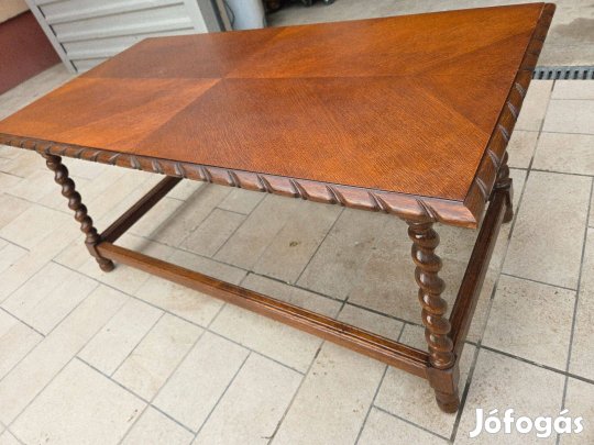 Eladó egy Koloniál dohányzó asztal. Bútor nagyon szép állapotú,