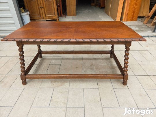 Eladó egy Koloniál dohányzó asztal. Bútor nagyon szép állapotú, hibát