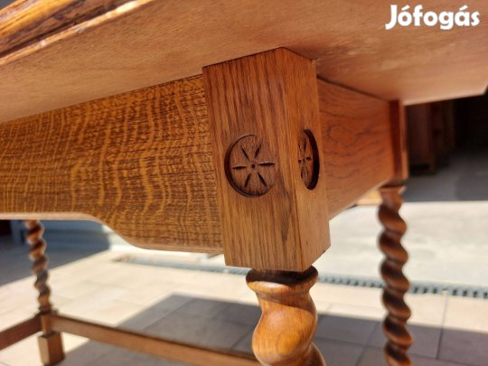 Eladó egy Koloniál dohányzó asztal. Bútor szép állapotú