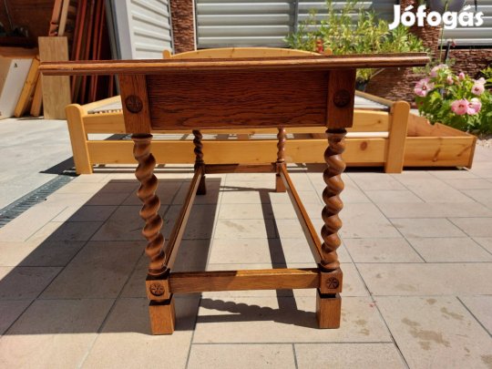 Eladó egy Koloniál dohányzó asztal. Bútor szép állapotú