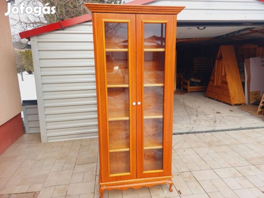 Eladó egy Magas tölgy vitrin . Bútor nagyon szép állapotú