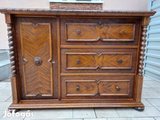 Eladó egy Nagy Méretü 3 fiókos, polcos Koloniál komód