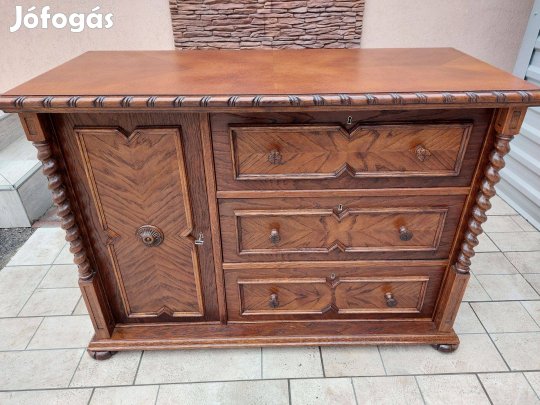 Eladó egy Nagy Méretü 3 fiókos, polcos Koloniál komód. Bútor szép áll