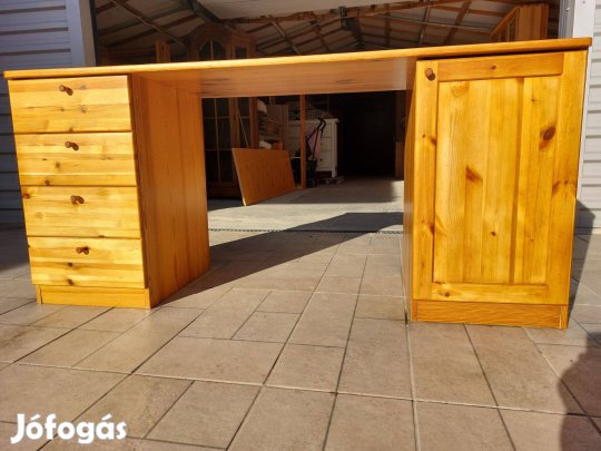 Eladó egy Nagy Méretű 4 fiókos , polcos fenyő íróasztal