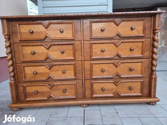 Eladó egy Nagy Méretű 8 fiókos Koloniál komód . Bútor nagyon szép áll