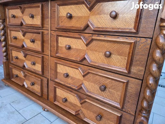 Eladó egy Nagy Méretű 8 fiókos Koloniál komód . Bútor nagyon szép áll