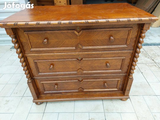 Eladó egy Nagy Méretű , 3 fiokos koloniál komód. Bútor nagyon szép ál