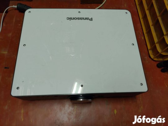 Eladó egy Panasonic PT-D5500E projektor