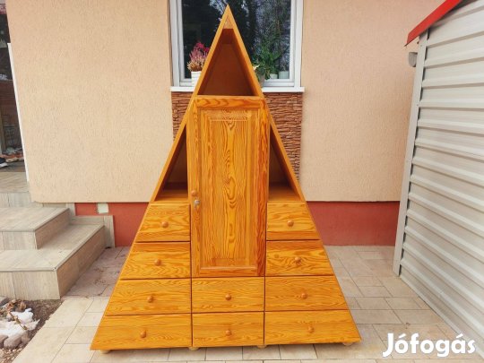 Eladó egy Szigedi 10 fiókos különleges piramis alaku fenyő szekrény