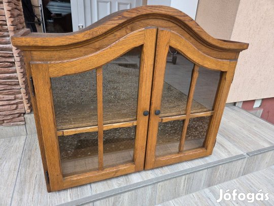 Eladó egy Tölgy fali vitrin Bútor szép állapotú, hibátlan. Méretek: