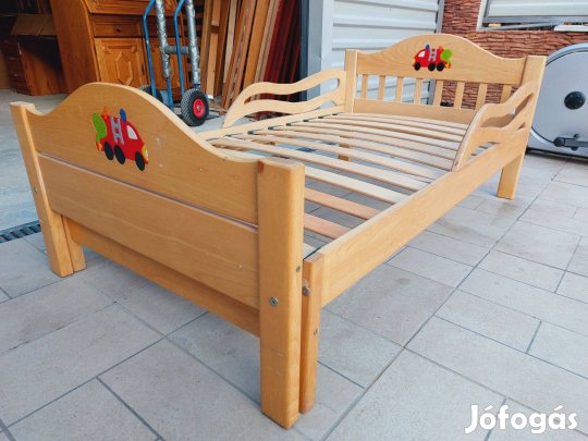 Eladó egy állítható hosszúságú (leesésgátlós) tömör fenyő gyerekágy
