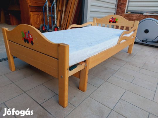 Eladó egy állítható hosszúságú (leesésgátlós) tömör fenyő gyerekágy