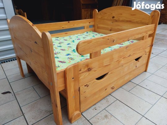 Eladó egy állítható hosszúságú (leesésgátlós) tömör fenyő gyerekágy ,