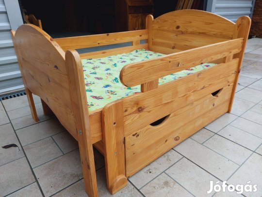 Eladó egy állítható hosszúságú (leesésgátlós) tömör fenyő gyerekágy ,