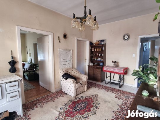 Eladó egy belváros közeli, 1 598 m2-es telken álló lakóház Keszthelyen