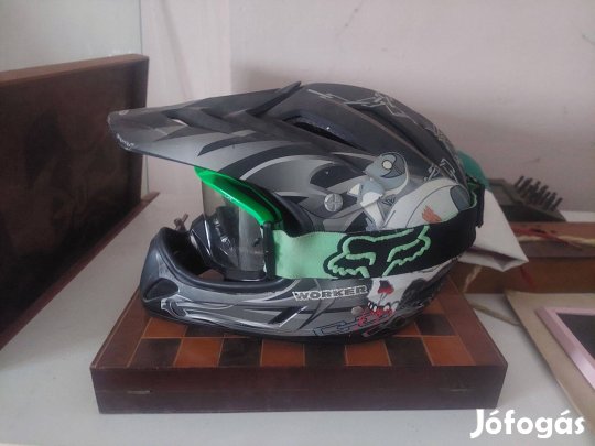 Eladó egy cross buko sisak