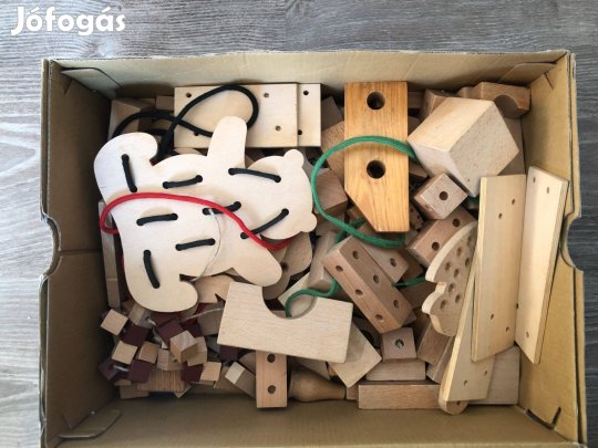 Eladó egy doboz fa játék