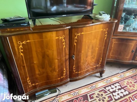 Eladó egy egyedi készítésű, klasszikus stílusú bútor garnitúra