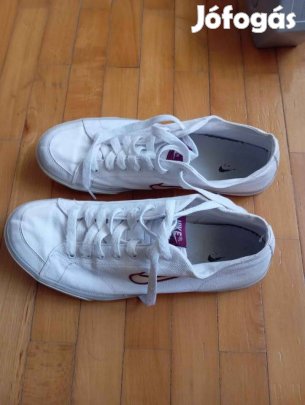 Eladó egy eredeti nike torna cipő