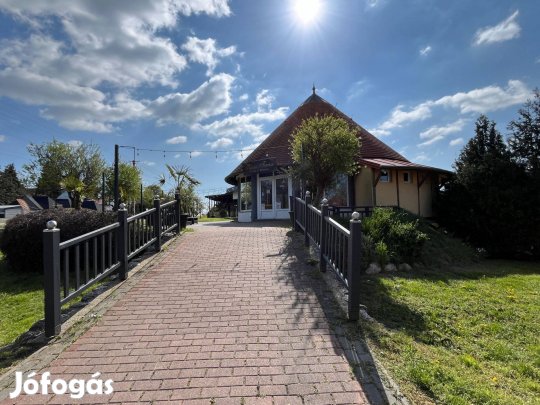 Eladó egy fantasztikus, két szintes ingatlan Vonyarcvashegy szívében!