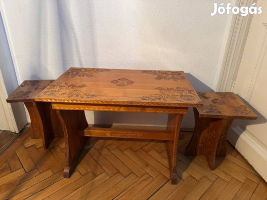 Elado egy faragott asztalka, 2 kisszekkel