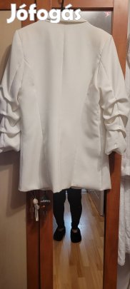 Elado egy fehér húzott ujjú nöi alkalmi zakó. 