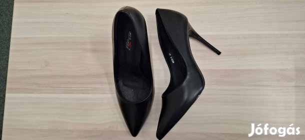 Eladó egy fekete 41.-es tűsrakú, hegyesorrú magassarkú női cipő