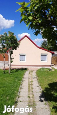 Eladó egy felújított családi ház a Maroshegyen