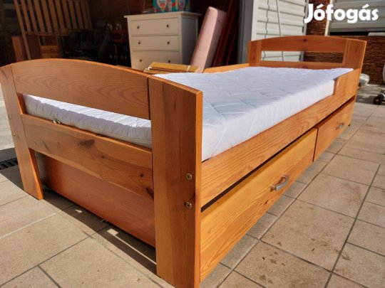 Eladó egy fenyő gyerekágy 2db ágynemütartoval, leesésgátlóval + matrac