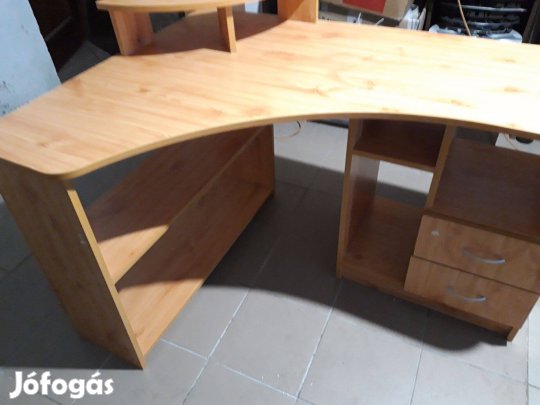 Eladó egy fenyő sarok íróasztal