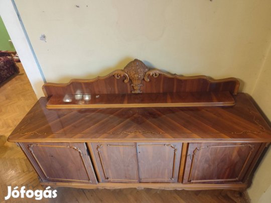 Eladó egy gyönyörű antik hatású tálalószekrény